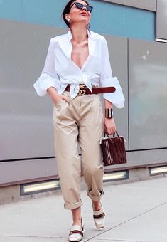 Outfit Pantalon Beige, Lab Outfit, Chinos Women Outfit, English Outfit, Trousers Women Outfit, Outfit Pantalon, Chino Pants Women, Outfit Vaquero, Cargo Pants Style