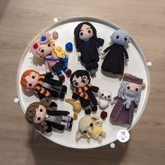 there are many knitted harry potter dolls on the plate