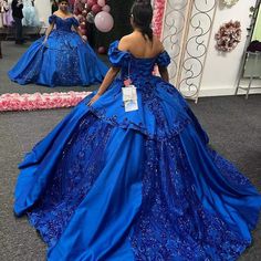 Dark Blue Quinceanera, Dark Blue Quinceanera Dresses, Quince Centerpieces, Quince Planning, Blue Quinceanera Dresses, Quinceanera Stuff, Champagne Quinceanera Dresses, Quince Pictures, Xv Dresses