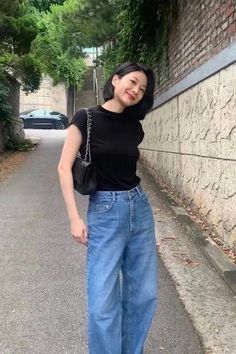 Beach Outfit Street Styles, Korean Street Style Women Summer, Summer In Seoul Outfit, Japanese Fashion Women Summer, Simple Ootd Casual, Jeans Beach Outfit, Outfits To Look Expensive, Korean Street Fashion Summer, Summer Korean Outfits Street Styles