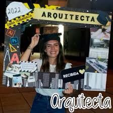 a woman is holding up a card with the words arquiteta