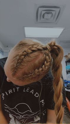 Discover 20+ cute volleyball hairstyles that are perfect for every game. Stay stylish and confident on the court with these must-try looks! Volleyball Braids, Simple Volleyball Hairstyles, Volleyball Hair Bows, Running Hair