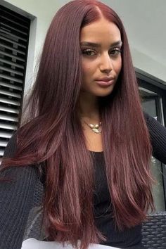 Le brun bordeaux profond est assez similaire ; il est juste un peu plus clair que la couleur précédente. Néanmoins, il est tout aussi beau. // Crédit photo : Instagram @sumbul_color_bar Brown Hair Inspiration, Red Hair Looks, Red Hair Inspiration, Rambut Brunette, Short Shaved Hairstyles, Red Hair Inspo, Wine Hair