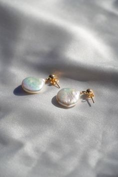 (PREORDER average send time is: 1-2 weeks) The Luna pearl earrings are handcrafted with natural baroque freshwater pearls and speckled gold-filled earring studs. Add some classic elegance to your look with the Luna necklace to match. Pearl Size: Approx. 19mm 14k gold-filled speckled studs Natural freshwater pearl Hypoallergenic, suitable for even the most sensitive skin Each piece is delivered in an eco friendly silk bag made from surplus material Packaging made from 100% recycled material What Gold Earring Studs, Luna Necklace, Rose Gold Earring, Silver Threader Earrings, Bamboo Box, Rose Gold Earrings Studs, Silk Bag, Gold Bond, Bag Inside