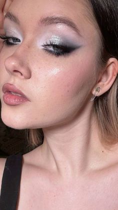 Silver Aesthetic Makeup, Simple Creative Eye Makeup, Wet Eye Makeup, White And Silver Makeup, Ttpd Makeup, Smokey Silver Eye Makeup, Gray Eyeshadow Looks, Grey Eyes Makeup, Gray Makeup Looks