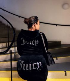 Juicy Track Suit Aesthetic, Tuta Juicy, Juicy Couture Aesthetic Tracksuit, Juicy Couture Plus Size, Velour Tracksuit Aesthetic, Juicy Couture Track Suit Plus Size, Black Juicy Couture Tracksuit 2000s, Juicy Cotoure Tracksuits, Juicy Couture Track Suit