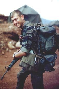 1st Cav LRRP late 1968, note the items attached to his ruck! an awesome shot of some of the gear used by the Lrrps South Vietnam, Us Soldiers, Vietnam Veterans, American Heroes, Military History