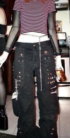 Midwest Emo Concert Outfit, Mall Goth Pants, Goth Outfits With Pants, Mall Goth Clothes, Mallgoth Outfits, Mall Goth Outfits, Cheap Bouquet, Creepy Cute Fashion, Alt Fashion