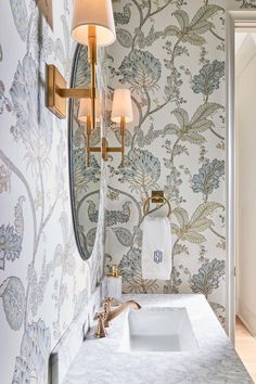 Elegant Floral Bathroom Design with Thibaut wallpaper Bathroom Wallpaper Inspiration, Wallpaper Toilet, Wallpaper Accent Wall Bathroom, Wallpaper Powder Room, Small Bathroom Wallpaper, Powder Room Wallpaper, Thibaut Wallpaper, Anna French, Floral Bathroom