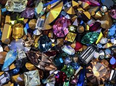 many different colored diamonds are scattered together