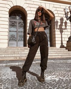 Oversized Tshirt Outfit, Jogger Outfit, Vestiti Edgy, Moda Streetwear, Rock Outfit, Mode Inspo, Inspired Outfits, Mode Streetwear, Edgy Outfits