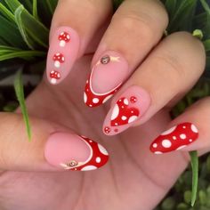 Clear Gel Polish Nail Designs, Drawing Nails Digital Art, Nail Inspo Mushroom, Mush Room Nails, Mushroom French Tip Nails, Mushroom Inspired Nails, Mushrooms Nail Art, Acrylic Nails Mushroom, Mushroom Design Nails