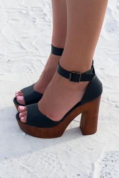 Feel like a 70s bombshell in these wooden platform heels! Peep toe front featuring an ankle strap and sturdy platform base. These would be so cute with a mini o Black Platform Sandals, Outfit Trends, Black Platform, Hoodie Outfit, Carrie Bradshaw, Shoe Closet, Crazy Shoes, Shoe Obsession, Shoe Lover