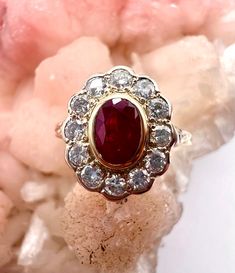 Noble entourage ring with ruby & diamonds in 750 yellow gold, around 1930 France Description This ring is designed as a classic entourage ring, with 12 diamonds surrounding a beautiful bright red ruby like the petals of a precious flower. Such designs have long been known in jewelry history and are called entourage rings, from the French "entourage" for accompaniment, entourage. Rings with a larger center stone surrounded by diamonds first became fashionable around 1600 - and have been an integr Ruby Vintage Engagement Ring, Ruby Stone Ring Design Gold, Ruby And Diamond Engagement Ring, Tourmaline Ring Engagement, Ruby Jewelry Ring, Vintage Ruby Ring, Ruby Ring Designs, Ruby Engagement Ring Vintage, Jewelry History