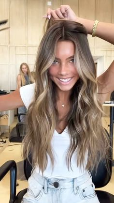 Brown W Caramel Highlights, Caramel Hair Balayage Honey, Natural Sunkissed Blonde, Honey Bronde Balayage Brunettes, Teddy Bear Bronde, Caramel Bronde, Sunkissed Hair, Brown Straight Hair, Highlight Ideas