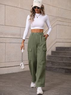 Green Cargo Pants Women Outfit Ideas, New Pants Style For Women 2023, Cargo Pants Woman, Cargo Styling, Cargo Women, Green Cargo Jeans Outfit Women, Woman Cargo Pants, Green Outfits For Women Casual, Woman In Cargo Pants