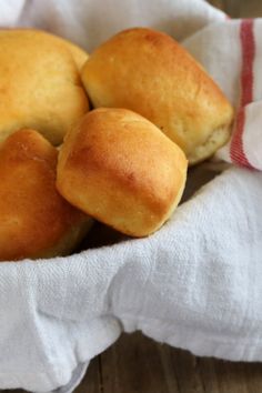 Gluten free Texas roadhouse rolls closeup image of rolls in basket. Gluten Free Bread Flour, Gf Cooking, Gluten Free On A Shoestring, Roadhouse Rolls, Texas Roadhouse Rolls, Pescatarian Diet, Copy Cats, Pan Sin Gluten, Gluten Free Recipes Bread