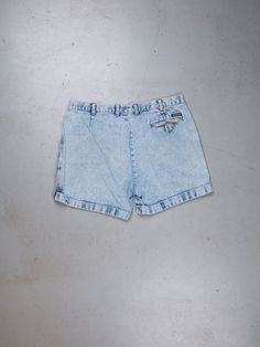 denim shorts Product features: 🔹Features: - super comfortable & soft - perfect summer pants - front pocket 🔹 Color: True 80s, blue 🔹 Brand: VINTAGE 🔹Season: Spring summer Autumn winter 🔹Handpicked: Checked & disinfected goods 🔹 Material: 100% cotton 🔹 Size (in tag): waist 41 cm --> Fits like a: Size L ❗️Condition: ❗️ 9 out of 10 -> very good condition RATING SCALE --> 10 = very good condition --> 5 = satisfactory condition --> 1 = miserable condition 📸 If defects are listed in the descri Hard Rock Cafe Shirt, Shop The Outfit, Rating Scale, Vintage Denim Shorts, Jean Vintage, Vintage Fits, Summer Pants, Rock Cafe, Hard Rock Cafe