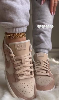 Nike Jordan Mujer, Pretty Sneakers, Trendy Shoes Sneakers, Basket Style, Preppy Shoes, Pretty Shoes Sneakers, All Nike Shoes, Fashion Guide, Cute Nike Shoes