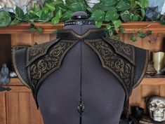 Shoulder Pauldron Armor, Fantasy Clothes Pattern, Fantasy Armor Leather, Dragon Shoulder Armor, Mantle Outfit, Fantasy Shoulder Armor, Tevinter Fashion, Fantasy Clothing Aesthetic, Formal Armor