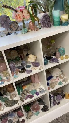 Crystal Stones Decor, Gemstone Collection Display Ideas, Crystal Chips Display Ideas, How To Organize Your Crystals, How To Display Gemstones, Ways To Store Crystals, Aesthetic Crystal Collection, Display For Crystals, Crystals Collection Display