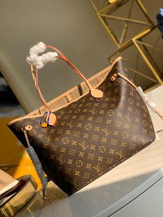 Size: Standard Size It comes with Dust box, Care manual, Tag, and Paper bag. Lv Neverfull, Classic Handbags, Vuitton Bag, Louis Vuitton Bag Neverfull, Lv Bag, New Handbags, Vuitton Handbags, Louis Vuitton Handbags, Tote Handbags