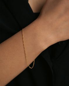 Whether you're dressing up for a special occasion or adding a chic touch to your everyday attire, this figaro chain bracelet is the perfect choice. It's a reflection of your modern and minimalist style, adding that perfect finishing touch to any outfit. 💕  Elevate your look with our exquisite chain bracelet and let the smallest details make the biggest impact. #MinimalistStyle #ElegantAccessories #AffordableLuxury #ChicChainBracelet #ModernMinimalism Figaro Chains, Figaro Chain, Leaf Jewelry, Gold Bracelet Chain, Dream Ring, Elegant Accessories, Minimalist Style, Earring Backs