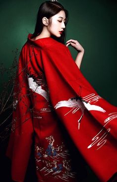 Japanese Kimono Red, Contemporary Kimono, Shopping District, Red Kimono, Japan Traditional, Kimono Japan, Kimono Japanese, Silk Pattern, Fb Cover