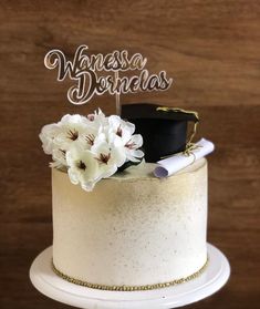 a cake with flowers and a graduation cap on top that says, wakea dorneias