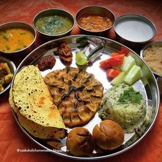 Khoba Roti, Daal Baati, Rajasthani Thali, Curry Masala, Mix Veg, Rajasthani Food, Vegetarian Indian, Gujarati Recipes, Food Combining