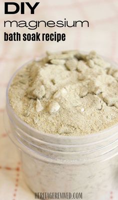 Glass jar of bath soak mixture and text "DIY magnesium bath soak recipe" Epsom Salt Bath Recipe, Irish Moss Recipes, Herbal Bath Recipes, Magnesium Bath Salts, Detox Bath Recipe, Coconut Milk Bath Soak, Milk Bath Recipe, Flake Recipes