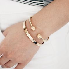 Cuff Bracelets Gold, Kada Design, Bangle Stack, Custom Cuff Bracelet, Rose Gold Cuff Bracelet, Gold Bracelet Simple, Fabric Bracelets, Bracelet Simple, Bracelets Gold