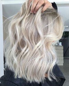 Sandy Blonde Hair Color, Champagne Blonde Hair, Sandy Blonde Hair, Hair Blond, Sandy Blonde, Looks Party