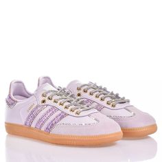 Adidas Samba Purple Skin is the precious and delicate custom womens sneaker! Swarovski profiles outline the silhouette of the sneaker, embellished with laminated lilac eco-python details. The precious look of this sneaker is completed with Swarovski laces. Luxury Purple Low-top Sneakers, Rubber Birkenstock, Versace Sweatshirt, Jimmy Choo Bag, Italian Outfits, Gifts For My Boyfriend, Gorgeous Bags, Sneaker Wedge, Adidas Samba