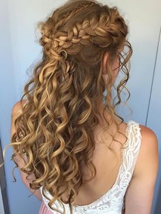 Beautiful Curly Hairstyles for Prom 2024: Long, Medium, and Short Ideas Curly Bridal Hair Half Up, Bridesmaids Hair Braid, Hairstyles For Medium Length Hair For Prom, Homecoming Hair Curly Natural, Curly Bridal Bun, Bridal Hair Curly Natural, Wedding Hairstyles For Short Hair Curly Half Up Half Down, Curly Fairy Hairstyles, Medival Hairstyle Easy