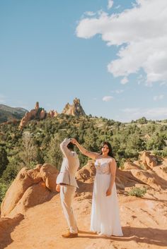 garden of the gods elopement / garden of the gods / colorado mico wedding photographer / colorado elopement photographer / travel wedding photographer / red rocks engagement session / garden of the gods engagement session / destination elopement photographer