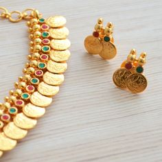 Traditional South Indian gold coin choker necklace and earring set for weddings. A classic must have, for a vintage jewelry fan.  A light weight Lakshmi Kasumala with Gold Plating and a unique embossed Lakshmi Kasu embellished with ruby and emerald look alike stones. Matches perfectly with a traditional saree, suitable for weddings or Indian festivals or Bollywood themed parties. Also used as dance jewelry for Indian classical dance performances like Bharatnatyam. ------------------------------- Bahubali Jewellery, Temple Jewellery Designs, Gold Coin Choker, Silver Coin Jewelry, Kasu Mala, Coin Choker, Ethnic Dresses, Kanyakumari, Choker Necklace Designs