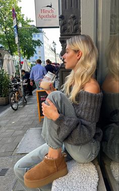 Look Legging, Lantern Sleeve Sweater, Estilo Indie, Skandinavian Fashion, Uggs Outfit, Sweater Trends, Off Shoulder Fashion, Off Shoulder Sweater, Mode Inspo