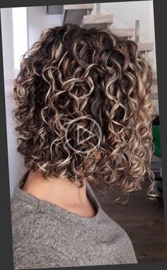 ▷ ▷Todo mundo sabe que os cabelos cacheados e crespos tendem a ser mais ressecados devido a sua curvatura que impedi que a oleos!! Hair