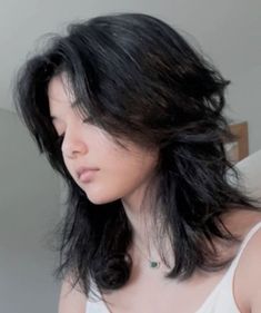 l o r e e e h h Wolfcut With No Bangs, Wolf Cut For Girls Short, Wolf Cut Layers Medium Hair, Wolfcut Asian Girl Hair, Grunge Cut Hair, Wolf Layers Haircut, Wolfcut For Thick Hair, Wolfcut From Behind, Wolfcut Inspo Medium