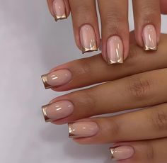 Acrylic Nails Small Nail Bed, Square Short Acrylics, Biab Nails Tips, Short Autumn Nails Square, Gold French Tip Nails Acrylic, Gold Nail Acrylic, Gold Leaf French Tip Nails, Gold Square Acrylic Nails, Shorties Nails Simple