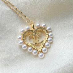 Famous Brand Inspired Heart Necklace and Premium Sea Shell Pearl. 18kGold Plated and Pearls. Available in thick 10 micron grams of real 18k gold plating. Tarnish resistant Jewelry. Size: Hypoallergenic and nickel free. Made in Brazil Chanel Pearl Necklace, Cc Necklace, Chanel Necklace, Chanel Pearls, Colombian Emeralds, Cute Necklace, Made In Brazil, Pink Quartz, Trendy Jewelry