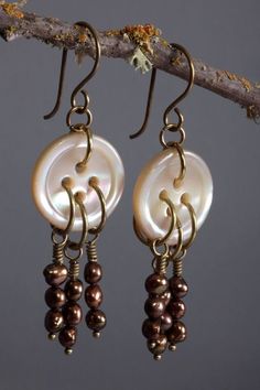 Diy Jewelry Earrings, Homemade Jewelry, Handmade Wire Jewelry, Button Jewelry, Button Earrings, Funky Jewelry, Fresh Water Pearl, Pearl Strands, Beaded Jewelry Diy