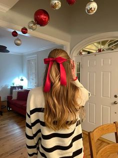 Preppy Christmas Hairstyle, Christmas Bow Hair, Blonde Christmas, Christmas Hair Ideas, Self Care Essentials, Ballet Hair, Holiday Party Hair, Christmas Party Hairstyles