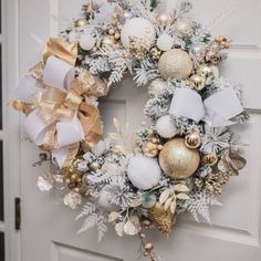 White And Gold Wreath Christmas, White Gold And Silver Christmas Decor, Gold And White Christmas Decorations, Christmas Decor Ideas White And Gold, Gold And White Christmas Wreath, White Christmas Wreath Ideas, White And Gold Christmas Wreath, Gold And Silver Christmas Decor, White And Gold Wreath