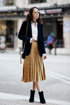 Velvet Blazer Outfit, Gold Pleated Skirt, Rok Midi, Pleated Skirt Outfit, Velvet Midi Skirt, Midi Skirt Outfit, Velvet Clothes, Blazer Outfit, Fashion Blogger Style