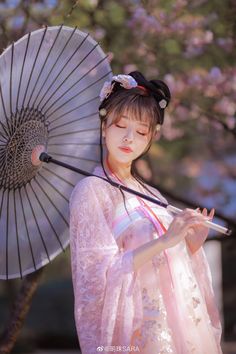 Traditional Umbrella Tattoo, Traditional Umbrella, Umbrella Tattoo, Chinese Princess Dress, Tattoo With Flowers, Japanese Umbrella, Chinese Princess, Japan Outfit, Ancient Beauty