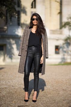 250 street style outfits you'll want to copy this fall from Paris Fashion Week. Lederhosen Outfit, Paris Street Style Spring, Weekend Mode, Chique Outfits, Black Leather Pants, Bohol, Elegante Casual, Street Style Paris, Paris Street Style