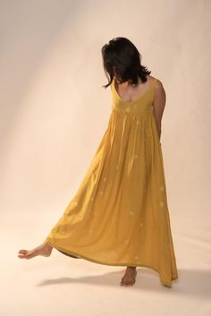 White Knee Length Dress, Cut Dresses, Pretty Floral Dress, Maxi Dress Floral, Yellow Maxi Dress, Yellow Maxi, White Sleeveless Dress, Contemporary Outfits, Star Dress