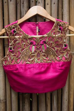 Saree blouse with cut-work design. Indian fashion. Cut Work Blouse, Pink Blouse Designs, Saree Bollywood, Butterfly Blouse, Saree Blouse Patterns, Ghagra Choli, Trendy Blouses, Stylish Blouse